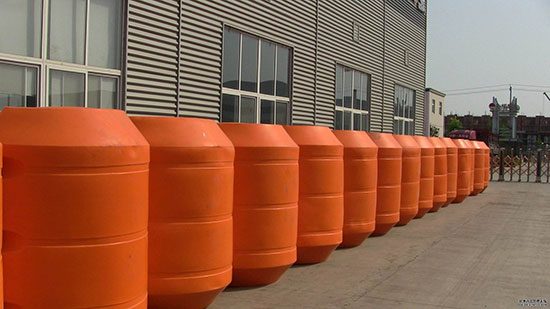 聚氨酯浮球 用Q2600D聚氨酯發(fā)泡機填充澆注