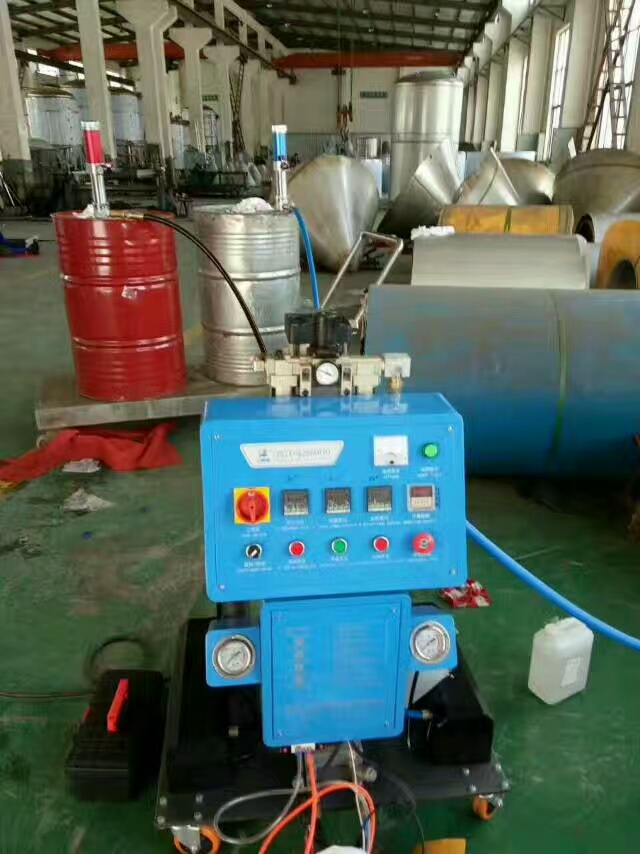 Q2600水箱保溫澆注大城縣聚氨酯發(fā)泡機(jī)施工現(xiàn)場