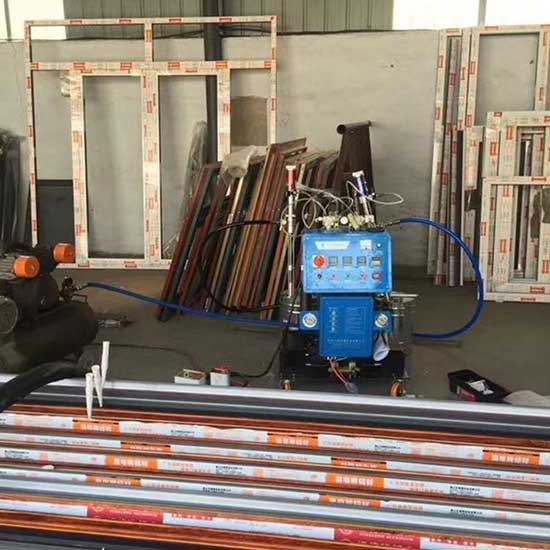 小型Q2600D斷橋鋁填充發(fā)泡設備