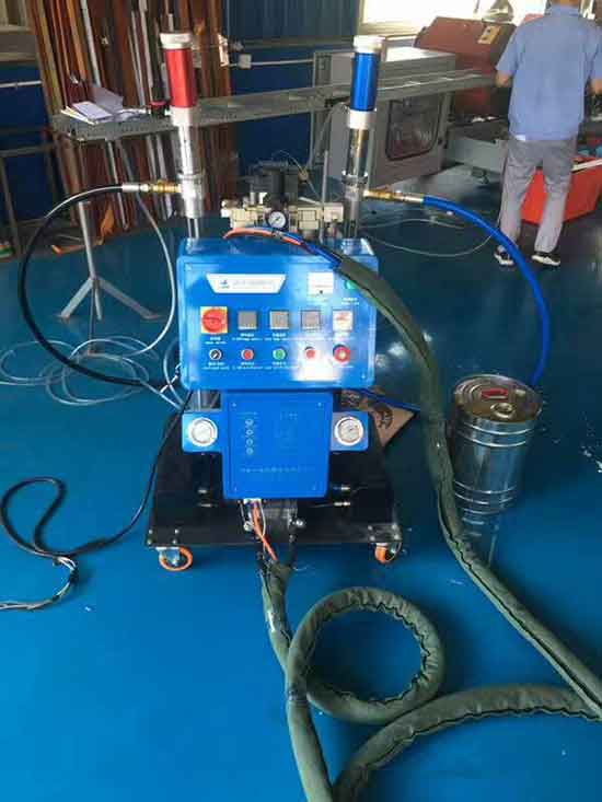 Q2600D聚氨酯發(fā)泡填充包裝機械