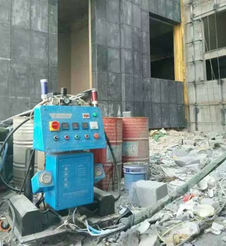 Q2600聚氨酯外墻夾縫聚氨酯澆注設(shè)備