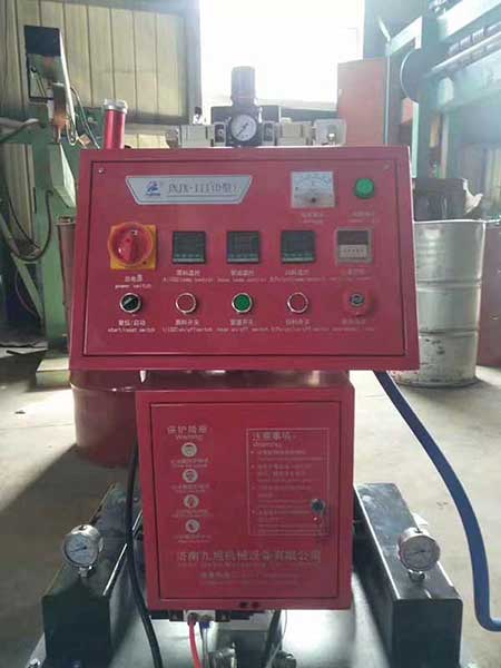 聚氨酯發(fā)泡熱水器(圖1) D型聚氨酯發(fā)泡熱水器設(shè)備